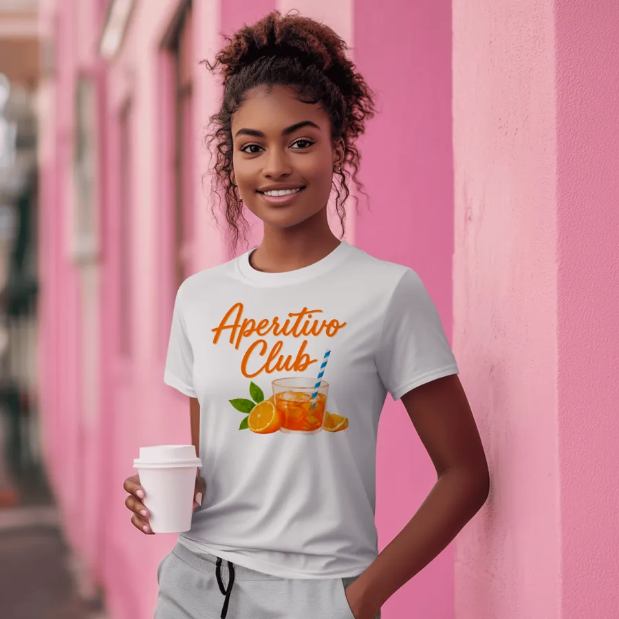 Fertig gepresster DTF-Druck auf einem T-Shirt, Motiv 'Aperitivo Club' auf 23 mal 23 Zentimeter
