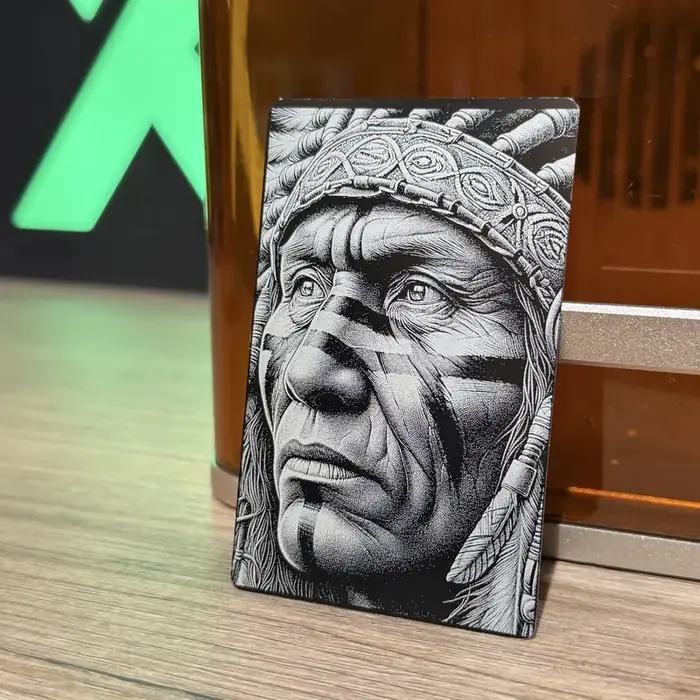 Detailliertes Porträt auf einer Aluminium-Gravurkarte, graviert mit dem xTool F1 Ultra