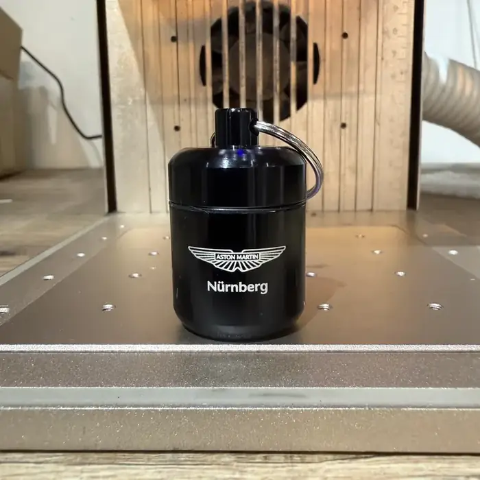 Individuelle Flaschenbeschriftung auf farbigem Aluminium