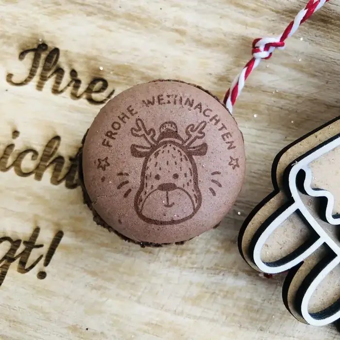 Weihnachtlicher Schriftzug auf Makronen