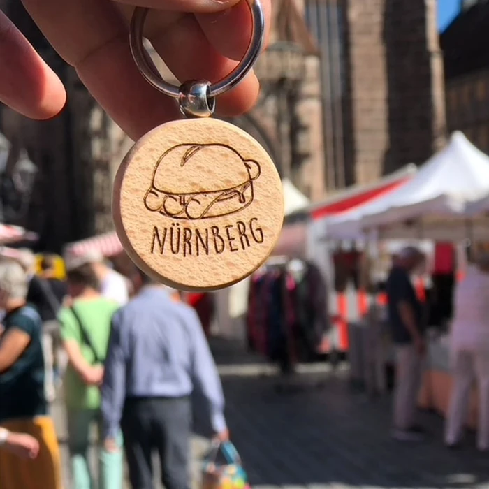 Runder Schlüsselanhänger aus Holz mit Bratwurst-Motiv und Schriftzug Nürnberg, graviert mit dem xTool F2