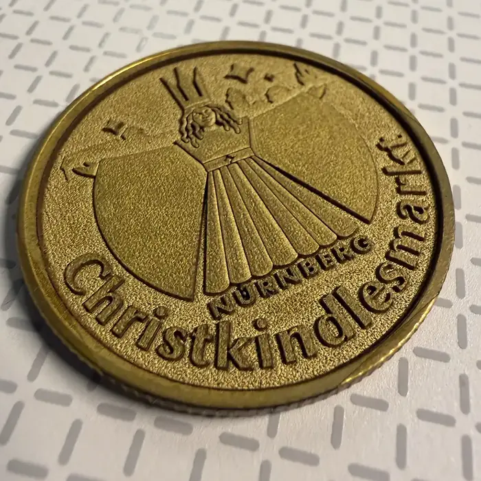 Gravierte Christkindlesmarkt-Münze aus Messing mit Nürnberg-Motiv, erzeugt mit dem xTool F2 Ultra