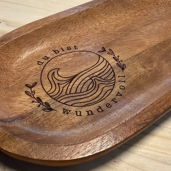 Zitat-Tablett mit Wellen-Motiv aus Akazienholz
