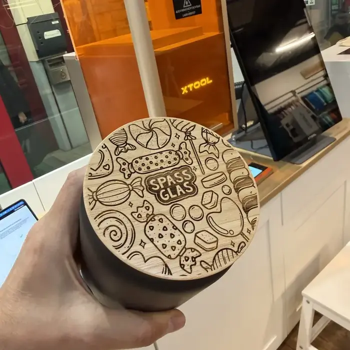 Verspieltes Doodle-Design auf einer Bambusdose