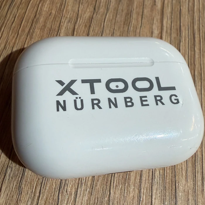 Lasergravierte XTOOL-Nürnberg-Logo-Gravur auf einem weißen Kunststoff-Etui, erzeugt mit dem xTool F2 Ultra UV
