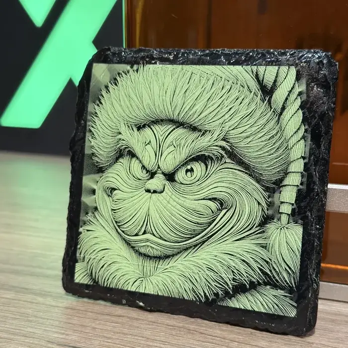 Farbige Grinch-Gravur auf vorbehandeltem Schiefer