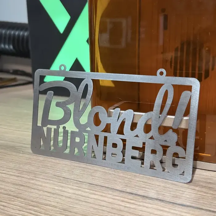Ausgeschnittenes Firmenschild aus 3 mm Edelstahl