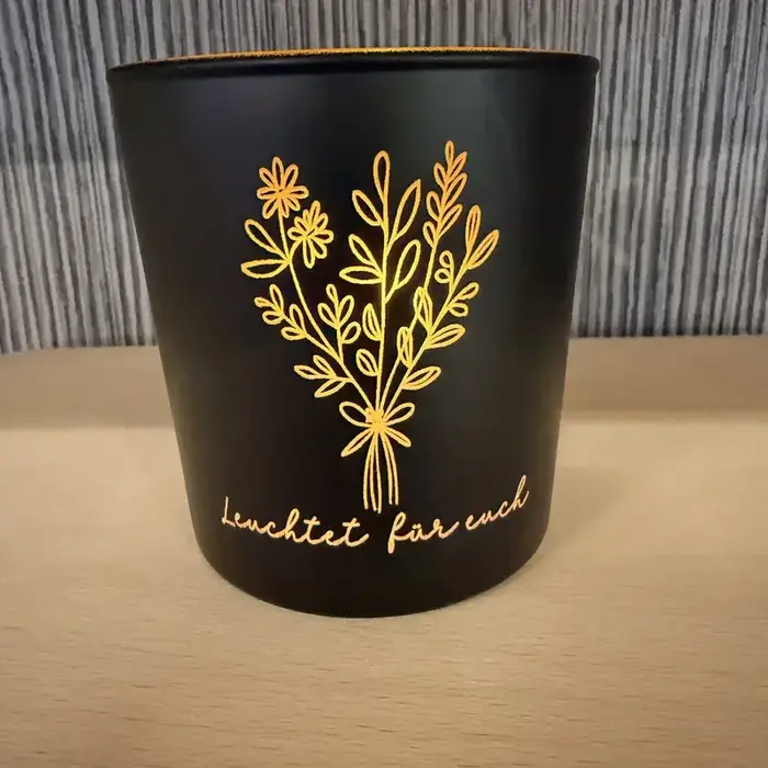 Trinkglas mit goldener floraler Gravur