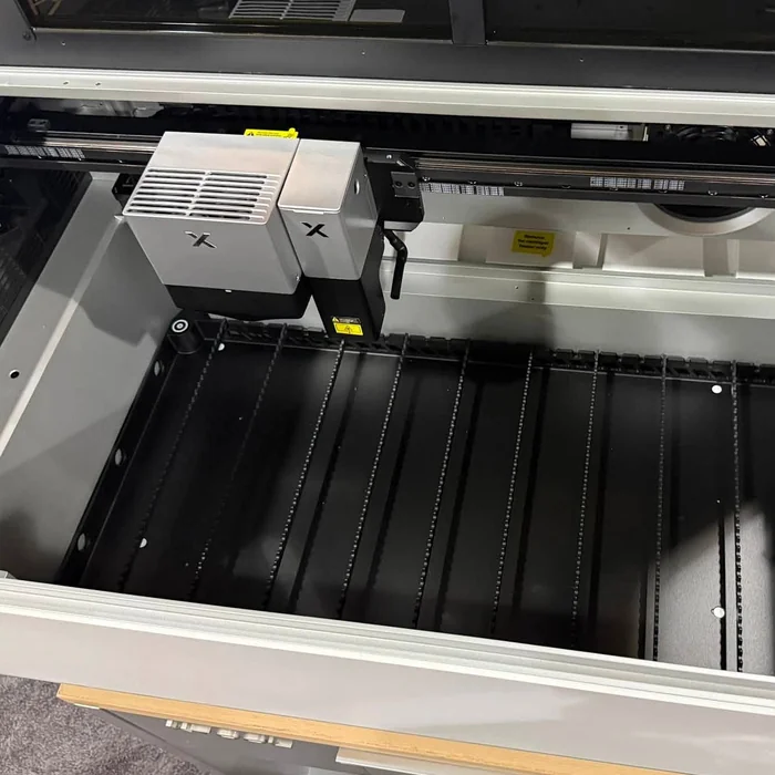 Nahaufnahme des montierten Laser-Swap-Kopfes im xTool X1 mit zwei Laser-Modulen