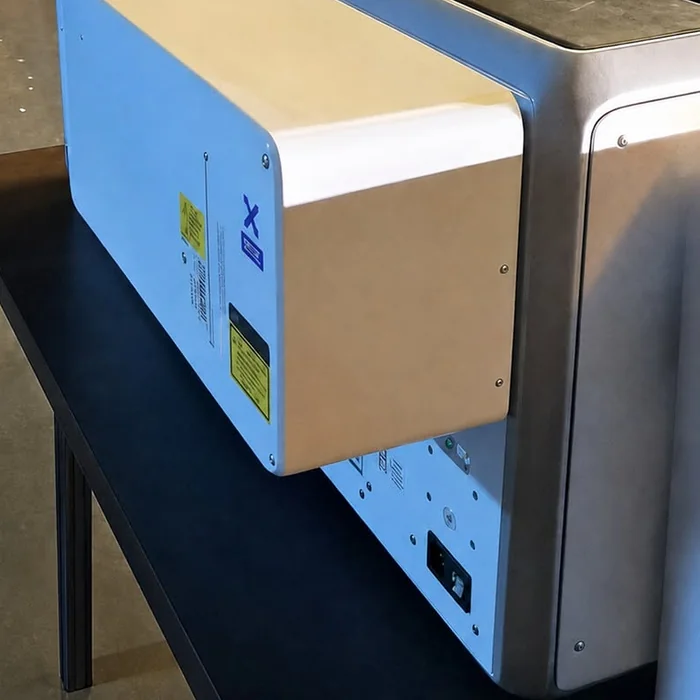 xTool X1 Nahaufnahme des Diodenlaser-Moduls am Gehäuse, fotografiert auf der Produktvorstellung