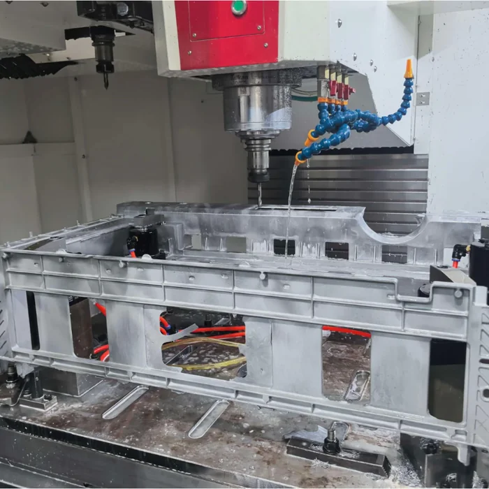 CNC-Bearbeitung eines xTool-X1-UniCast-Frame-Gussteils anhand individuell ermittelter Referenzpunkte