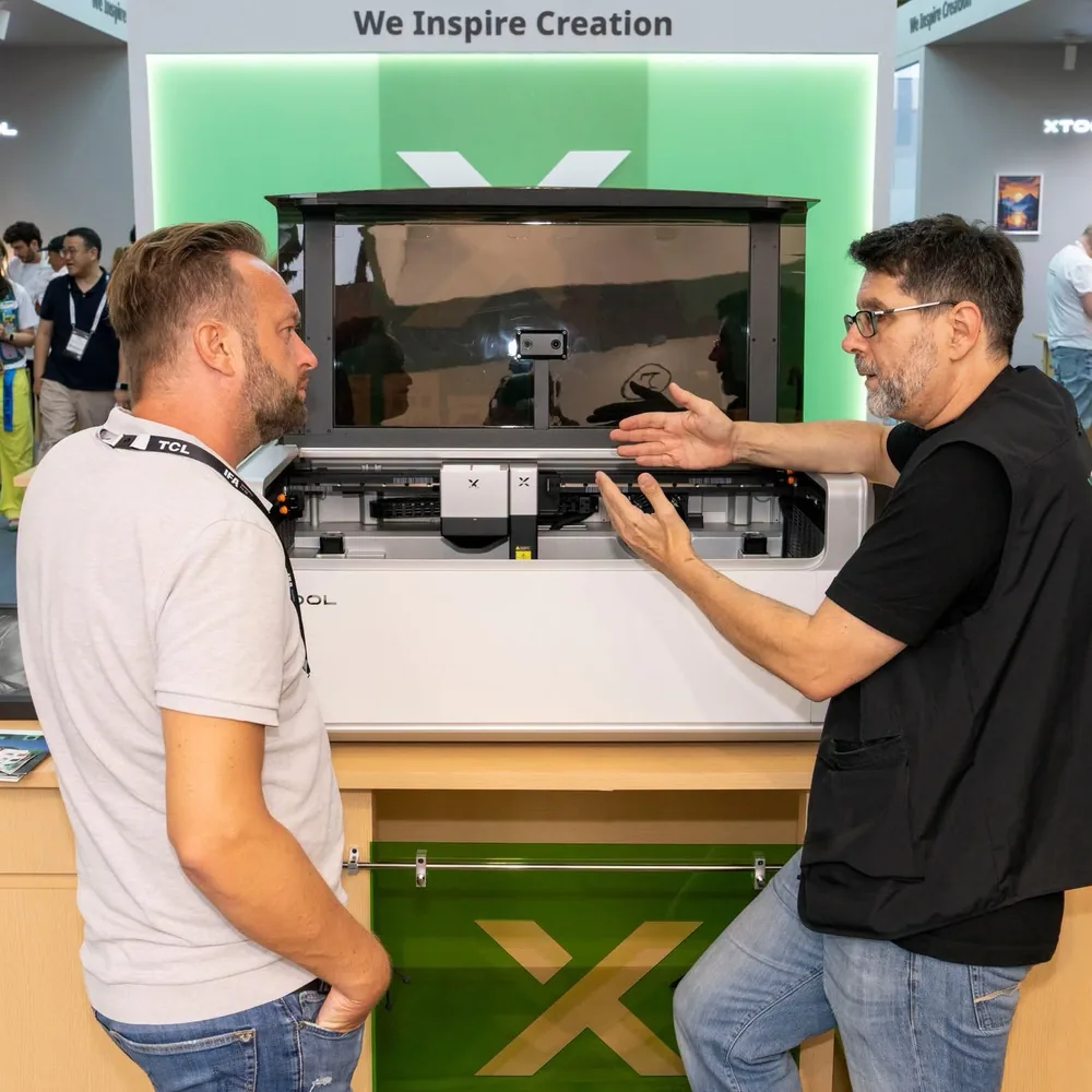 Dado Brkasic erklärt einem Besucher den neuen xTool X1 am offiziellen xTool-Stand auf der IFA 2026 in Berlin