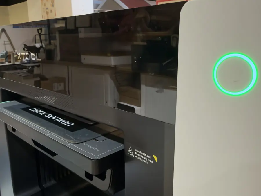 Frisch gefertigtes Schild mit der Aufschrift Blick senken in einer xTool Maschine