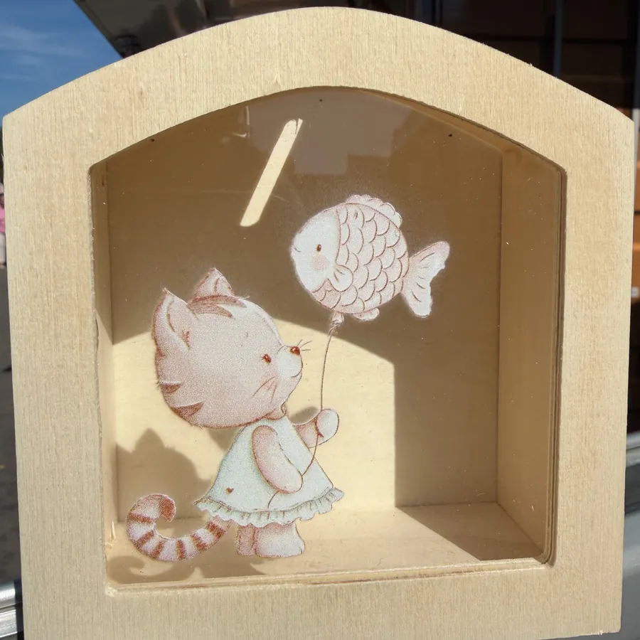 UV-Direktdruck einer Katze mit Luftballon und Fisch-Motiv, direkt auf eine durchsichtige Acrylscheibe in einem hölzernen Bilderrahmen gedruckt