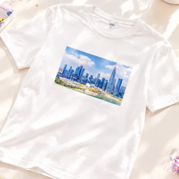 Weißes T-Shirt mit Fotomotiv, gedruckt auf Textiltransferpapier mit dem xTool C1