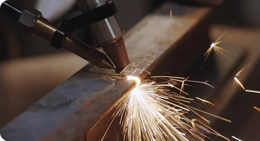xTool MetalFab Schweißpistole beim Laserschweißen einer Stahlkante mit Funkenflug