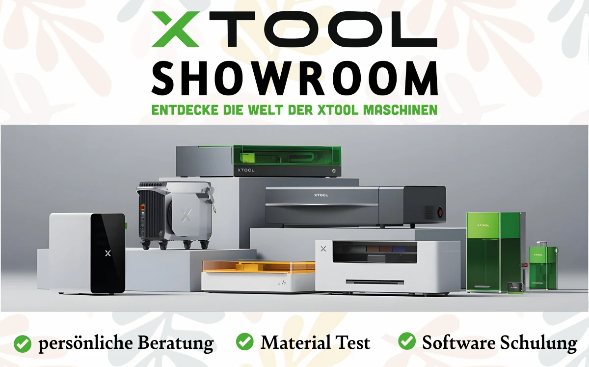 XTOOL Showroom mit verschiedenen Maschinen und Geräten, darunter Lasergravierer und Zubehör, mit Text 'Entdecke die Welt der XTOOL Maschinen'